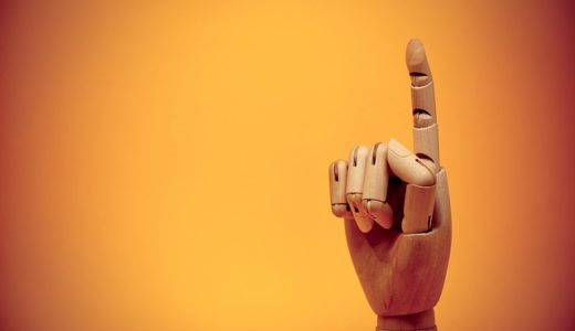 足をクロス立ちする癖がある人の心理 女性よりも男性が多い 特徴シラベルコちゃん