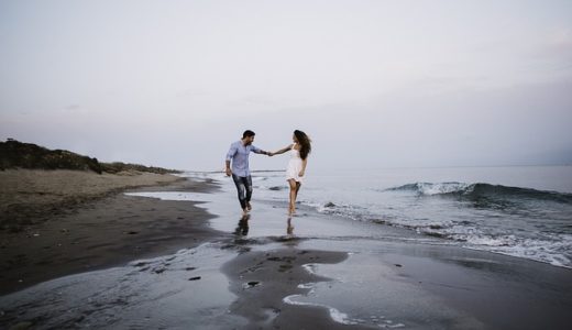 足をクロス立ちする癖がある人の心理 女性よりも男性が多い 特徴シラベルコちゃん